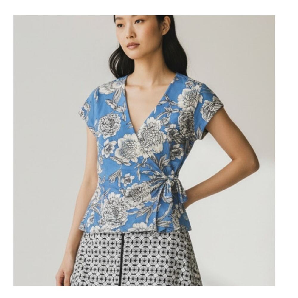 Tahari Floral Wrap Blue Short Sleeve Top size Large